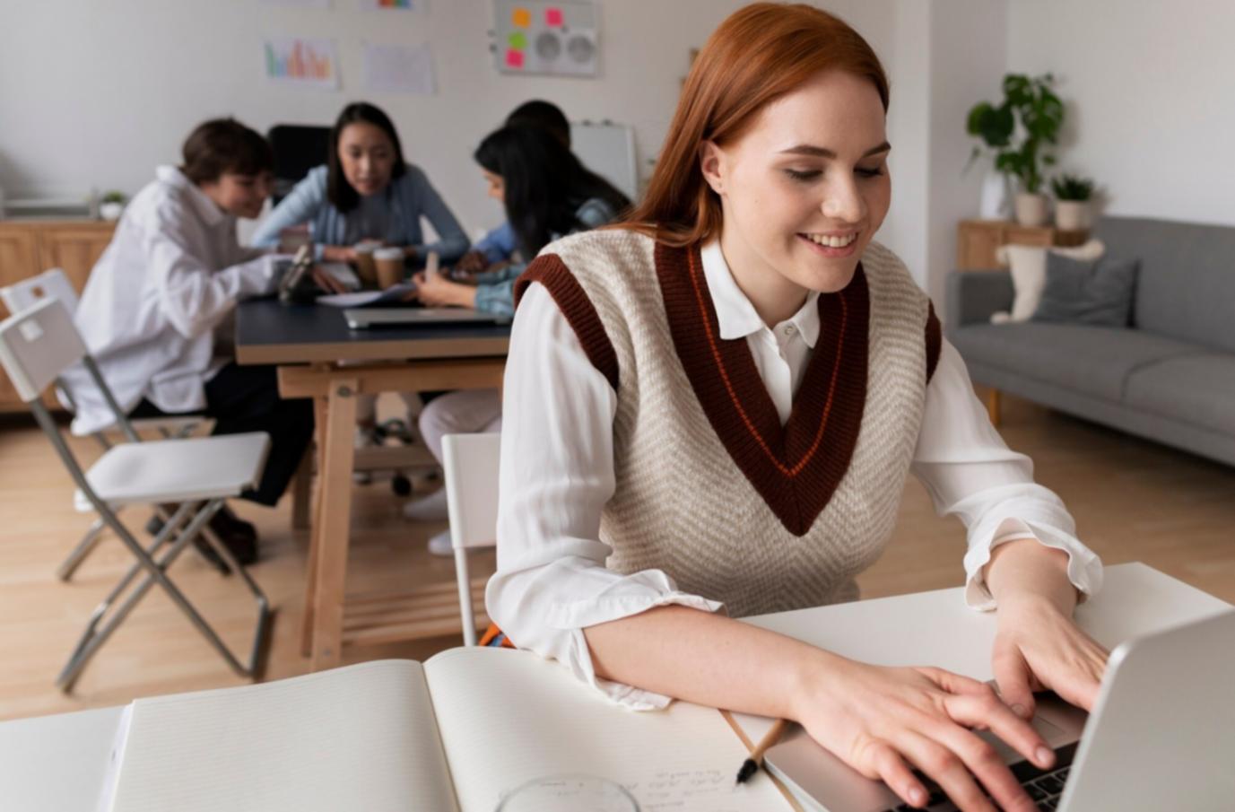 Estudiantes trabajando en análisis financiero durante una sesión práctica